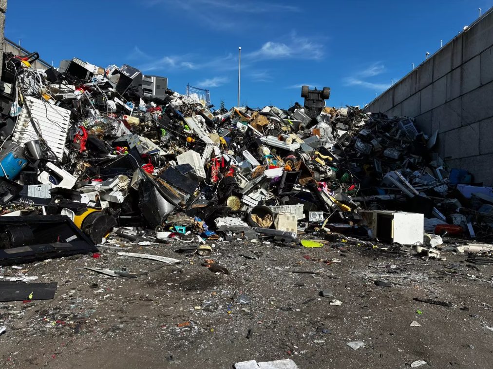 Déchets d'équipements électriques et électroniques en attente de traitement